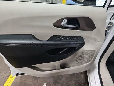 Used 2023 Chrysler Voyager LX image 14