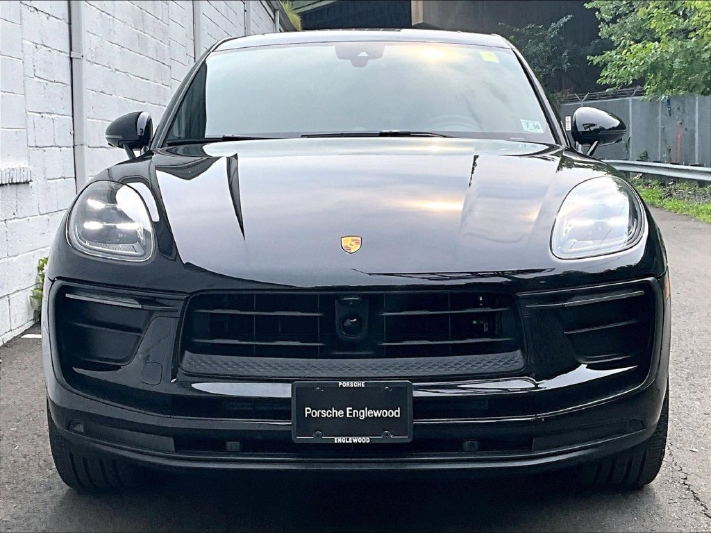 Certified 2025 Porsche Macan AWD/4WD image 8