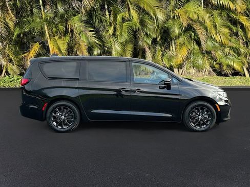 Used 2024 Chrysler Pacifica Select image 4