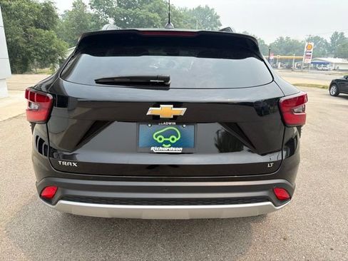 Used 2025 Chevrolet Trax LT w/ Sunroof Package FWD image 4