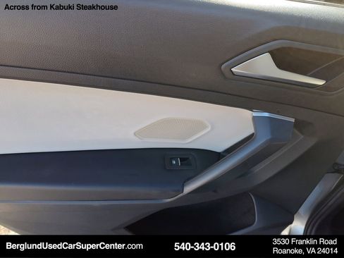 Used 2021 Volkswagen Tiguan SE w/ Panoramic Sunroof Package image 35