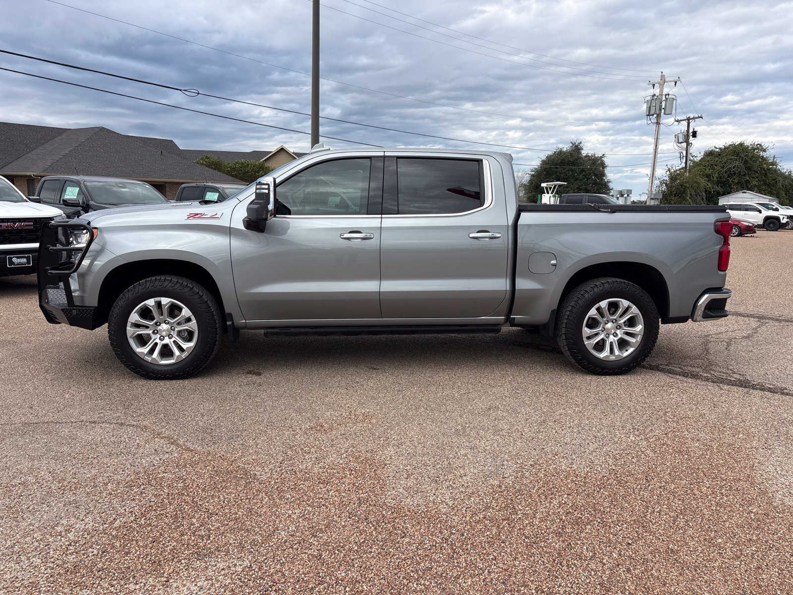 Used 2023 Chevrolet Silverado 1500 LTZ AWD/4WD image 2