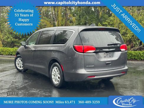 Used 2022 Chrysler Voyager LX image 2