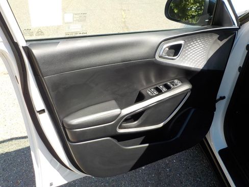 Used 2025 Kia Soul S image 17