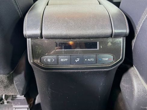 Used 2022 Toyota Highlander XLE AWD/4WD image 22