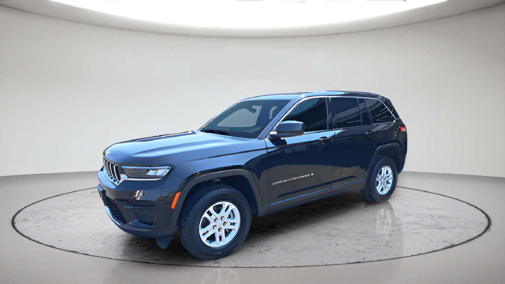 Used 2025 Jeep Grand Cherokee Laredo AWD/4WD image 1
