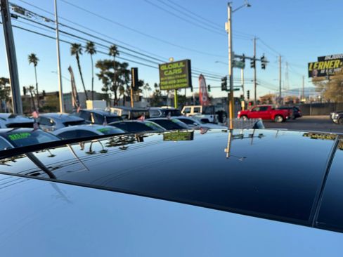 Used 2018 Land Rover Range Rover Velar R-Dynamic SE image 8