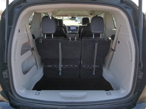 Used 2024 Chrysler Pacifica Touring-L image 12