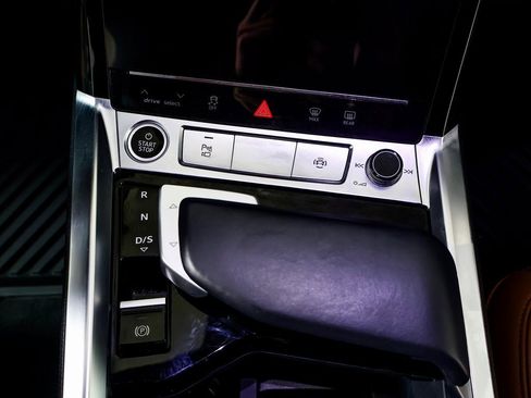 Used 2022 Audi e-tron Premium Plus image 19