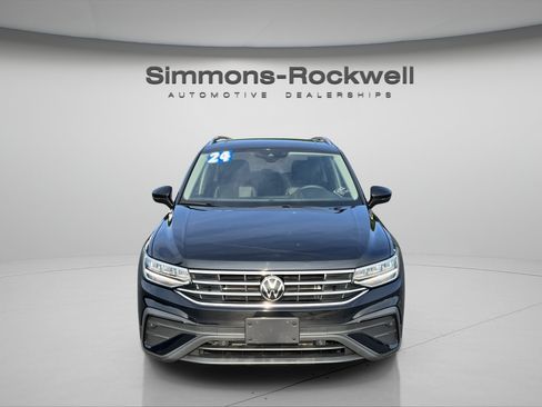 Used 2024 Volkswagen Tiguan SE w/ Panoramic Sunroof Package AWD/4WD image 8