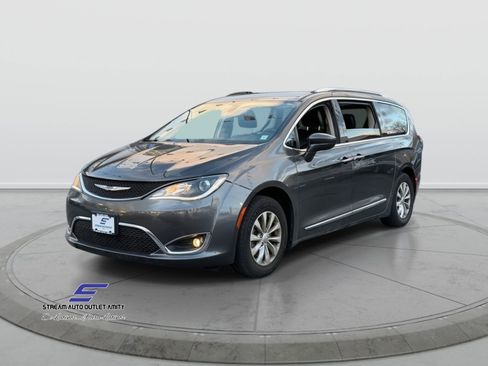Used 2019 Chrysler Pacifica Touring-L image 3
