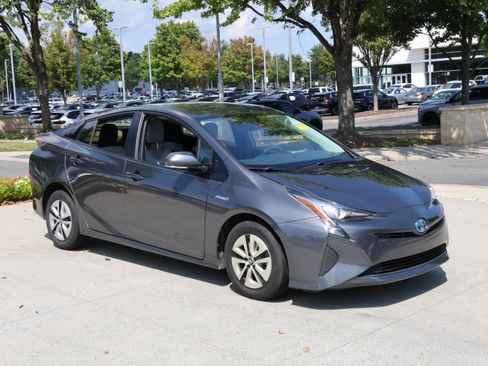 Used 2017 Toyota Prius Two FWD image 2