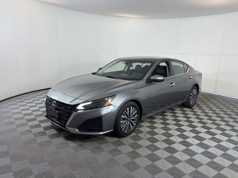 Used 2023 Nissan Altima 2.5 SV FWD image 2
