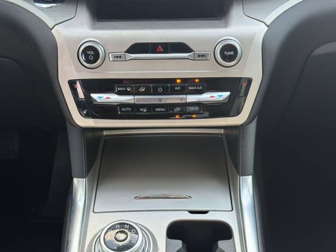 Used 2022 Ford Explorer XLT w/ Equipment Group 202A RWD image 21