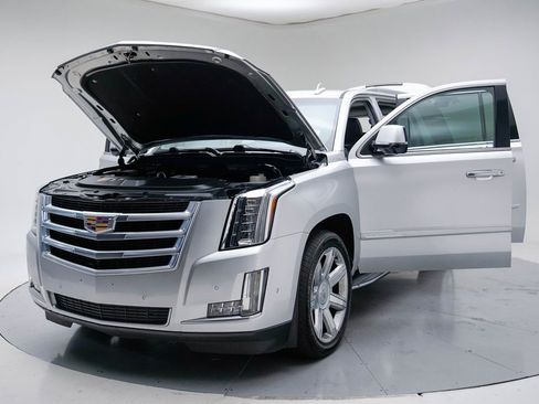Used 2019 Cadillac Escalade ESV Luxury image 32