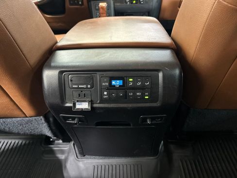 Used 2021 Toyota Sequoia Platinum AWD/4WD image 26