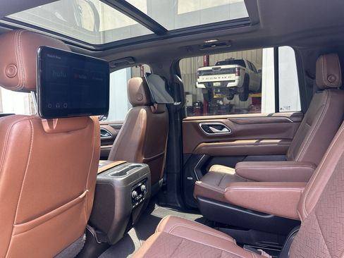 Used 2022 Chevrolet Suburban High Country w/ Premium Package AWD/4WD image 14
