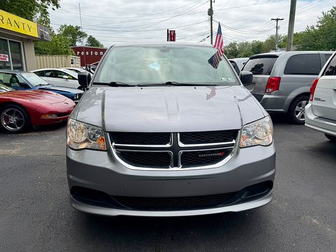 Used 2019 Dodge Grand Caravan SE w/ UConnect Hands-Free Group FWD image 2