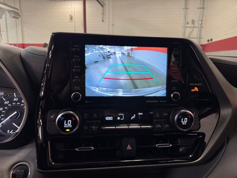 Used 2021 Toyota Highlander XLE FWD image 29