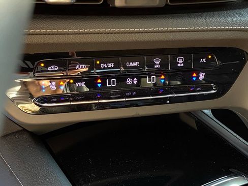 Used 2023 Buick Envision Avenir AWD/4WD image 19
