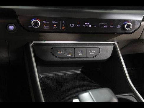 Used 2025 Kia Carnival FWD image 14