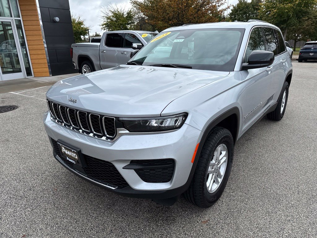 Used 2023 Jeep Grand Cherokee Laredo AWD/4WD image 2