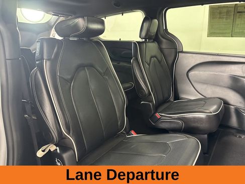 Used 2025 Chrysler Pacifica Limited image 23