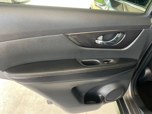 Used 2018 Nissan Rogue SV w/ Sun & Sound Touring Package AWD/4WD image 11