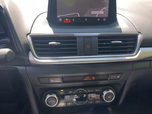 Used 2018 MAZDA MAZDA3 Touring FWD image 19