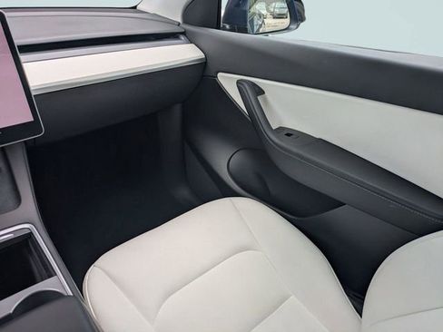 Used 2022 Tesla Model Y Long Range image 19