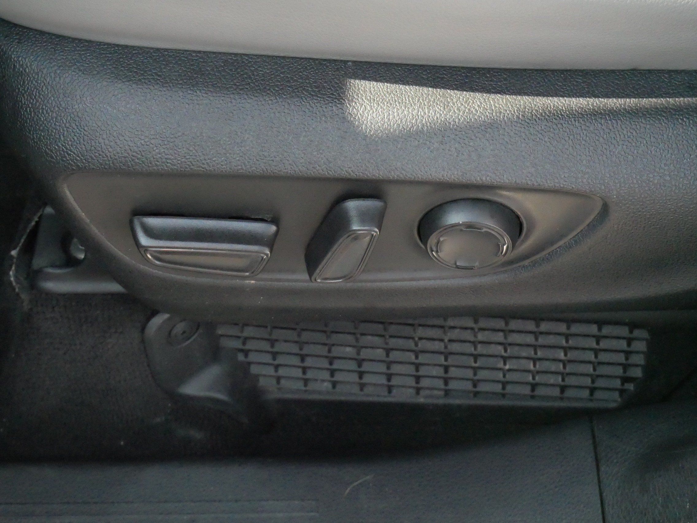Certified 2025 Toyota Sienna XLE FWD image 19