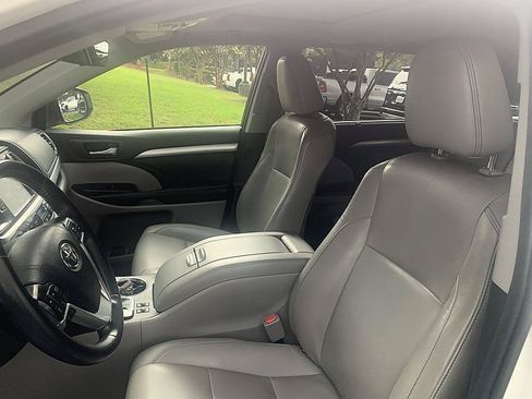 Used 2019 Toyota Highlander XLE FWD image 11