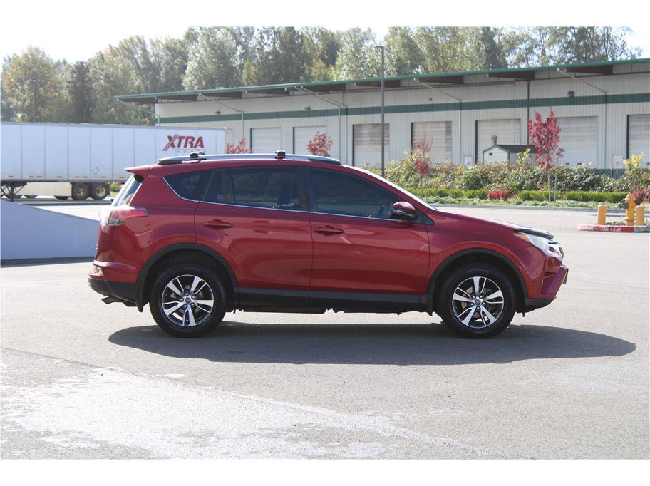 Used 2017 Toyota RAV4 XLE AWD/4WD image 4