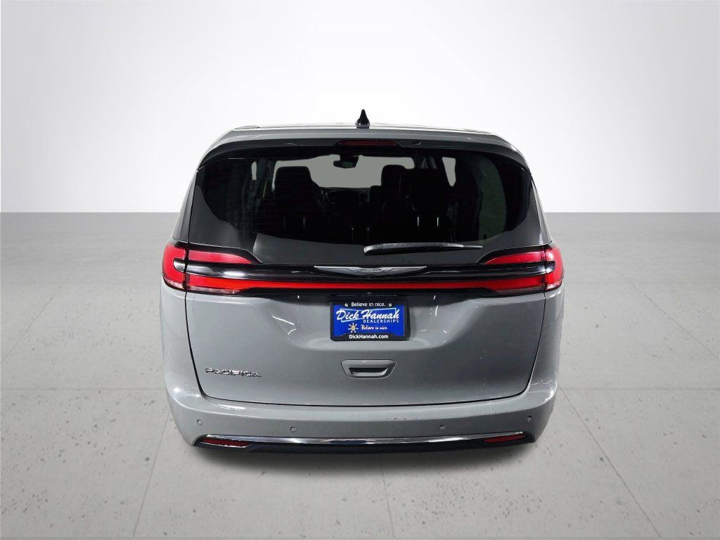 Used 2023 Chrysler Pacifica Touring-L FWD image 7
