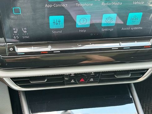 Used 2025 Volkswagen Atlas Peak Edition SE AWD/4WD image 16
