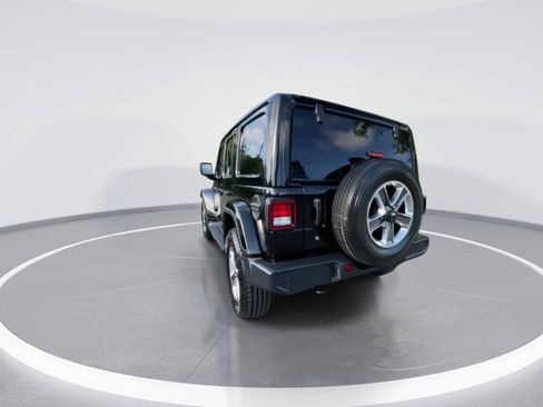 Used 2018 Jeep Wrangler Unlimited Sahara AWD/4WD image 2