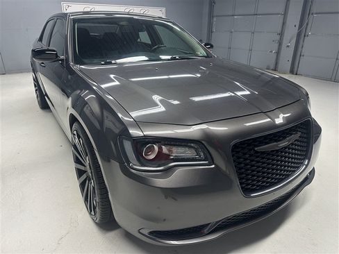 Used 2019 Chrysler 300 Touring w/ Sport Appearance Package RWD image 9