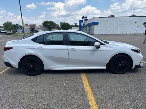 Used 2025 Toyota Camry SE AWD/4WD image 9