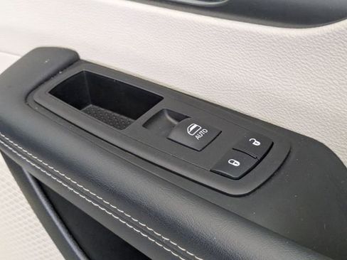 Used 2023 Chrysler Pacifica Touring-L image 31