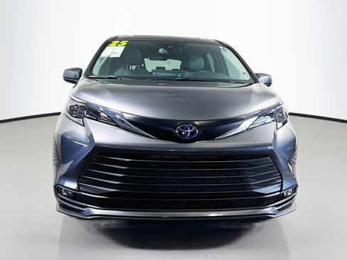 Used 2025 Toyota Sienna XLE FWD image 11