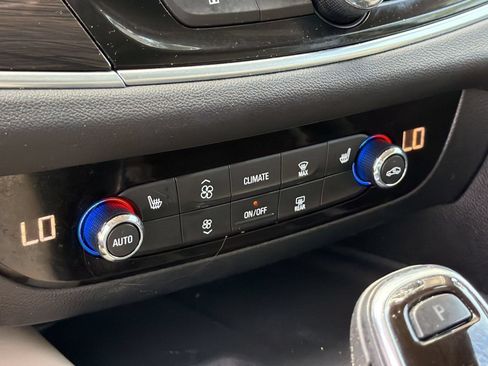 Certified 2018 Buick Enclave Essence FWD image 17