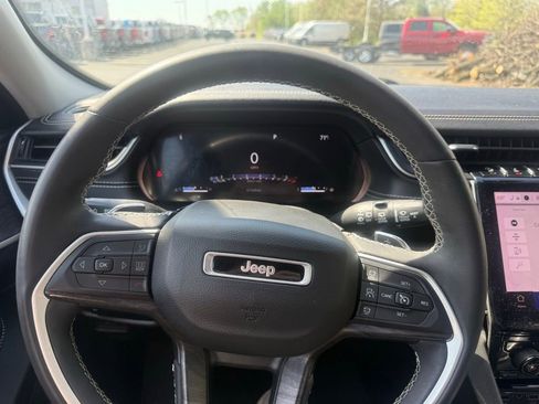 Used 2023 Jeep Grand Cherokee Limited AWD/4WD image 19