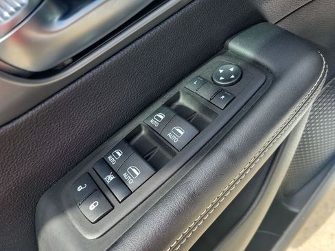 Used 2025 Chrysler Pacifica Select image 14