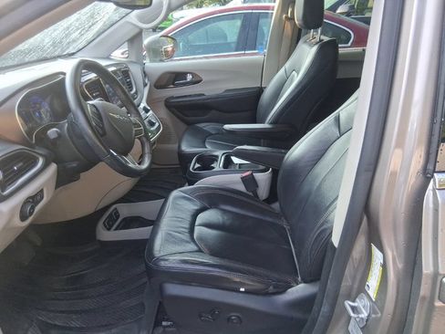 Used 2017 Chrysler Pacifica Touring-L w/ Tire & Wheel Group FWD image 10