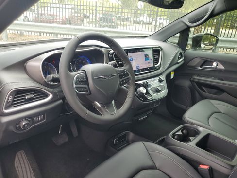 New 2026 Chrysler Pacifica Select image 12