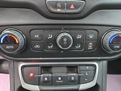 Used 2023 GMC Terrain SLT image 21