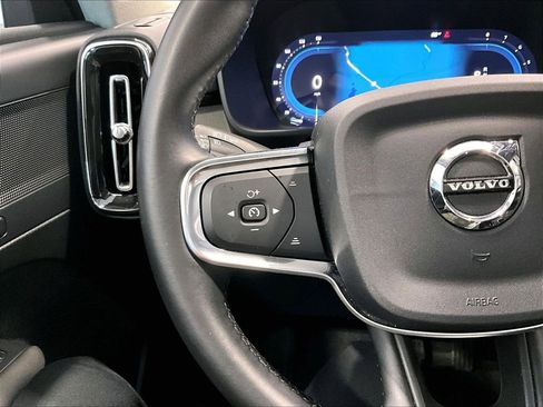 Used 2025 Volvo XC40 B5 Plus image 18