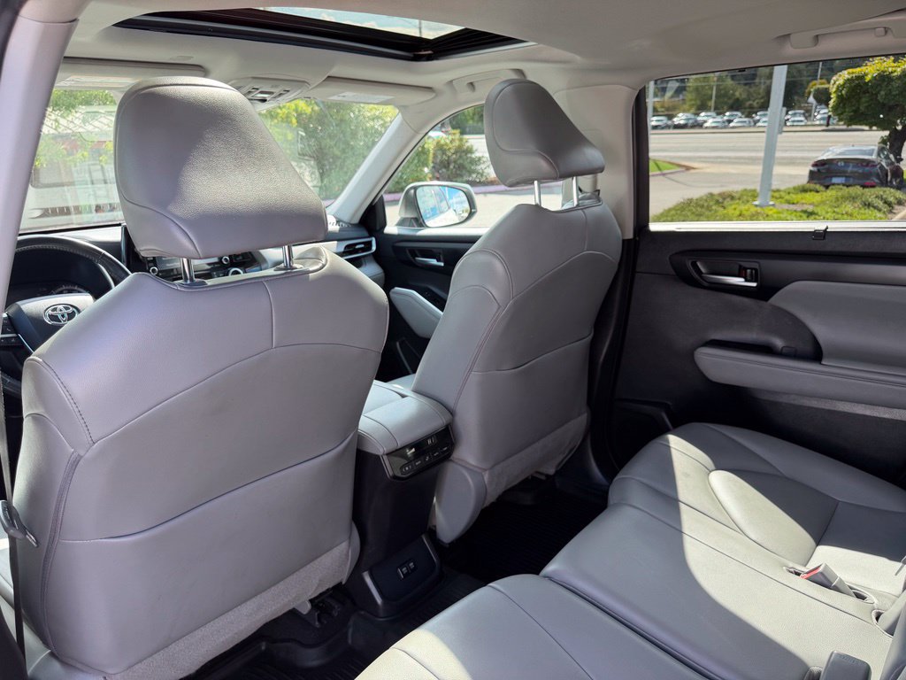 Used 2021 Toyota Highlander XLE AWD/4WD image 32