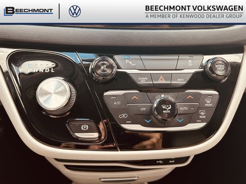 Used 2017 Chrysler Pacifica Touring-L image 16