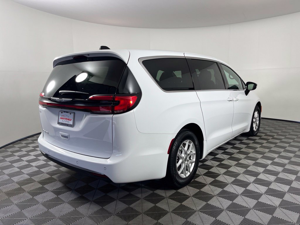 Used 2025 Chrysler Pacifica Select FWD image 14